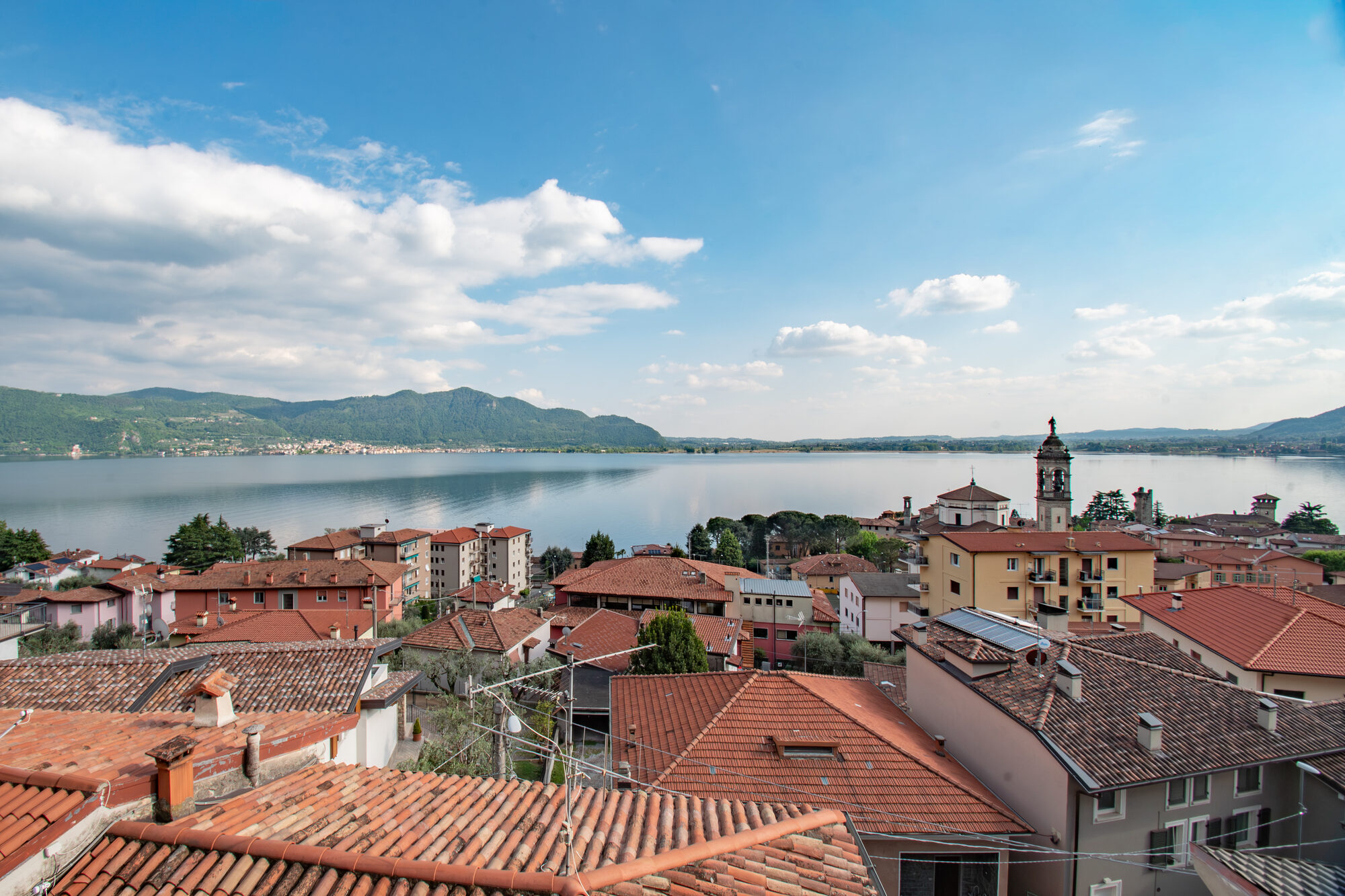 Widok na jezioro Iseo i dachy Predore